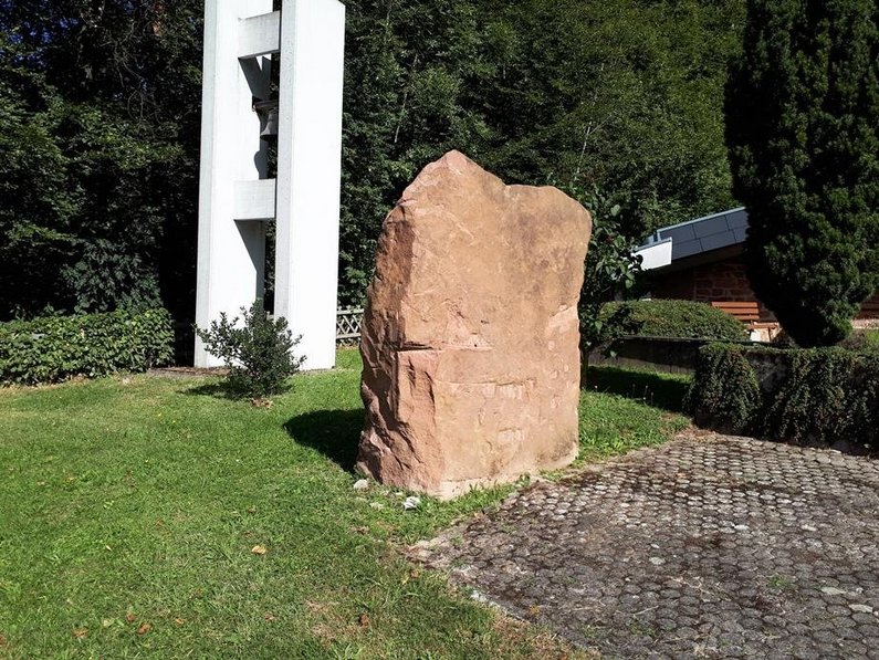 Urnengrab am Gedenkstein in Mülben