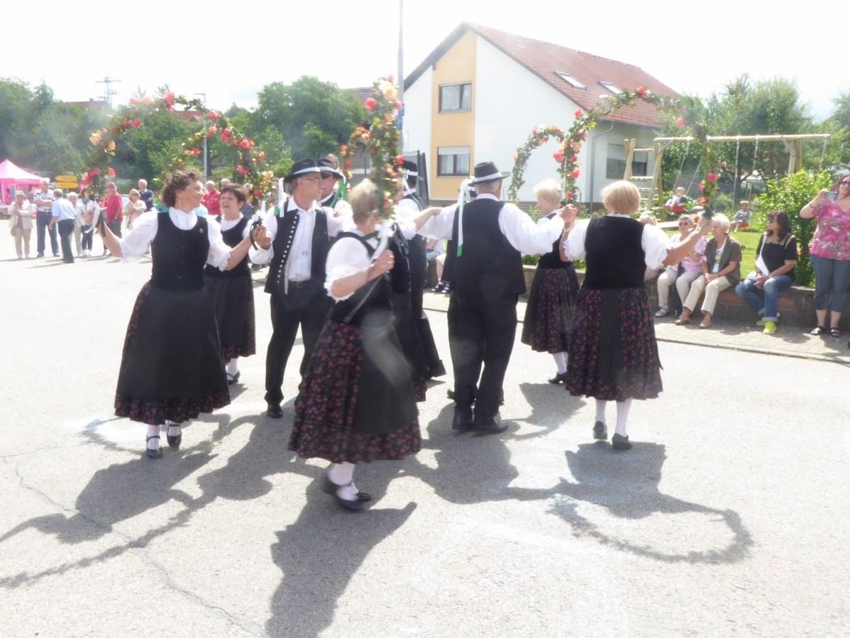 Bild bearbeiten Volkstanzgruppe beim Festzug, 675 Jahr Feier Strümpfelbrunn